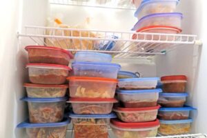 contenitori pieni di cibo dentro al freezer