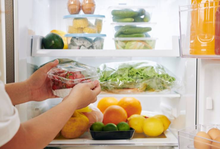 frigorfiero aperto con alimenti