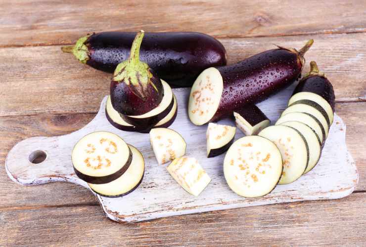 melanzane tagliate sul tagliere