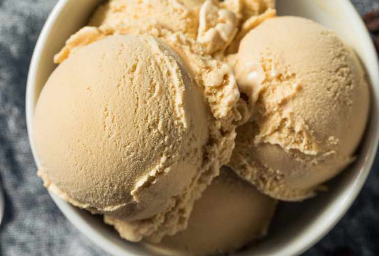 coppetta di gelato alla nocciola