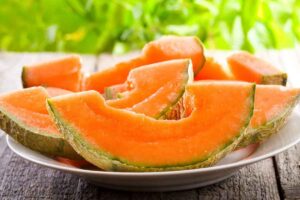 Fette di melone in un piatto