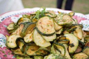 zucchine trifolate in un piatto