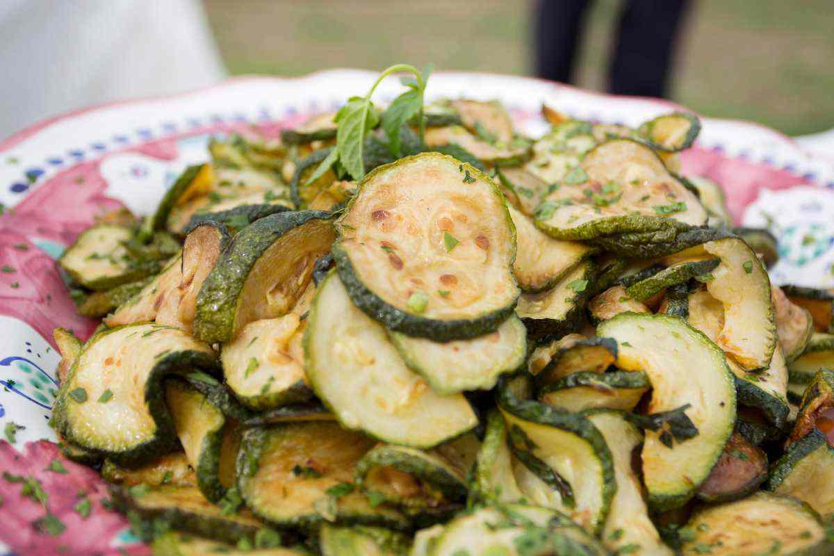 zucchine trifolate in un piatto