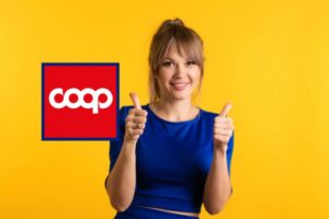 donna che sorride con i pollici verso l'alto e logo della coop