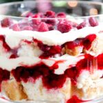 una coppa con dessert ai lamponi