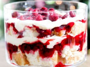 una coppa con dessert ai lamponi