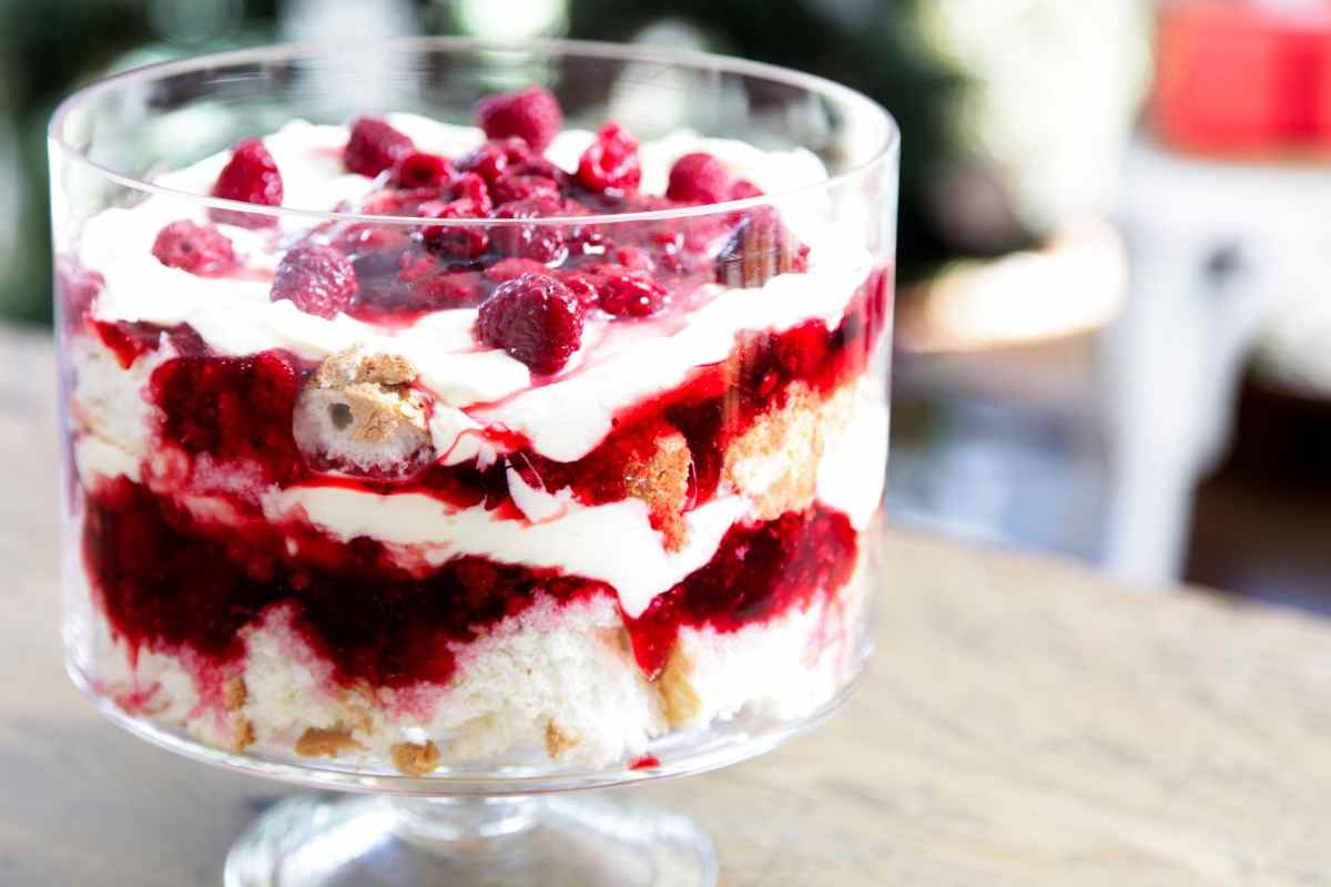 dessert con crema e lamponi