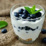 coppetta con yogurt e mirtilli