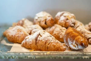 Cornetti sparsi con zucchero a velo