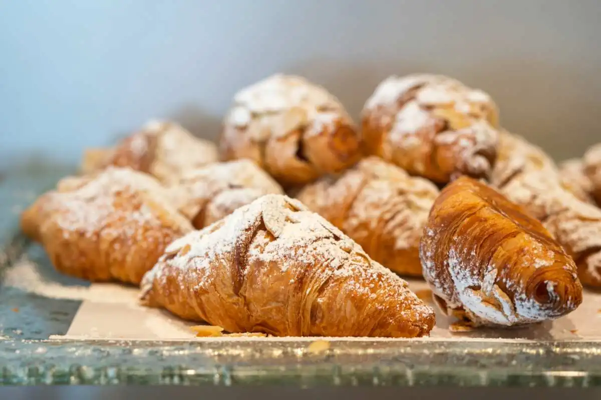Cornetti sparsi con zucchero a velo
