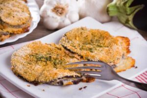 cotolette di melanzane panate su un piatto