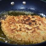 cotoletta di melanzana mentre frigge