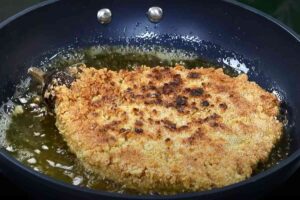 cotoletta di melanzana mentre frigge