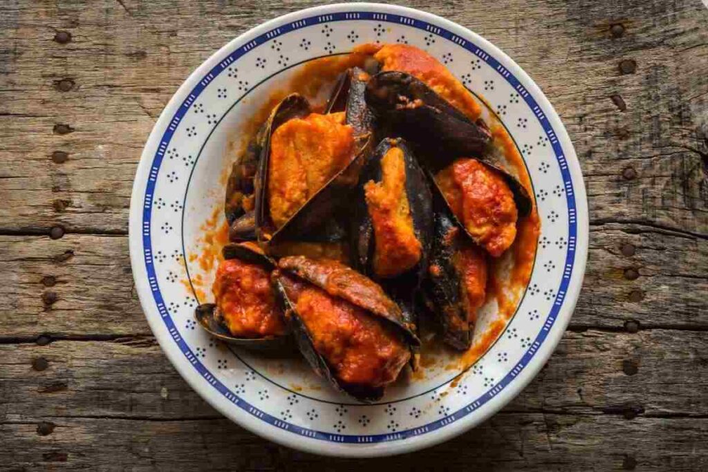 piatto con cozze ripiene al sugo