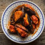 piatto con cozze ripiene al sugo