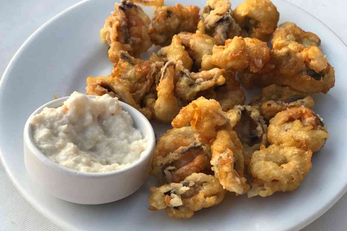 Cozze fritte con salsa accanto