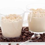 due bicchieri di mousse al caffè e chicchi di caffè