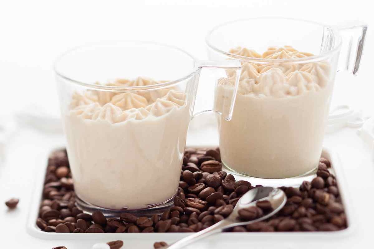 due bicchieri di mousse al caffè e chicchi di caffè