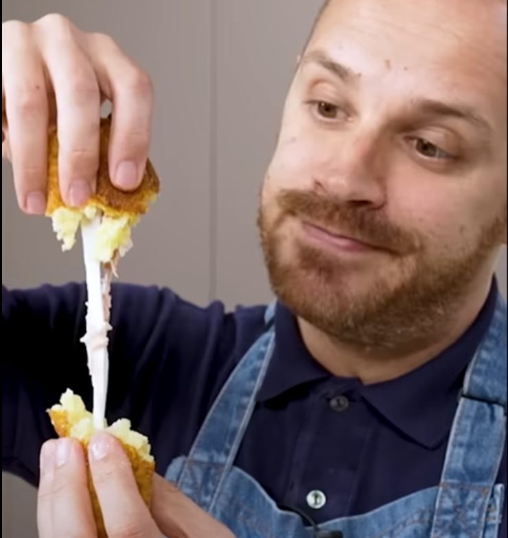 manuel con una crocchetta
