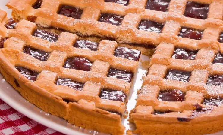 Crostata ai lamponi in un piatto
