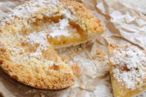 crostata sbriciolata tagliata