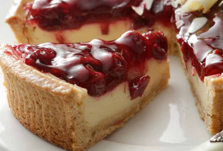 fetta di crostata di ciliegie
