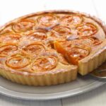 crostata di frutta su un vassoio