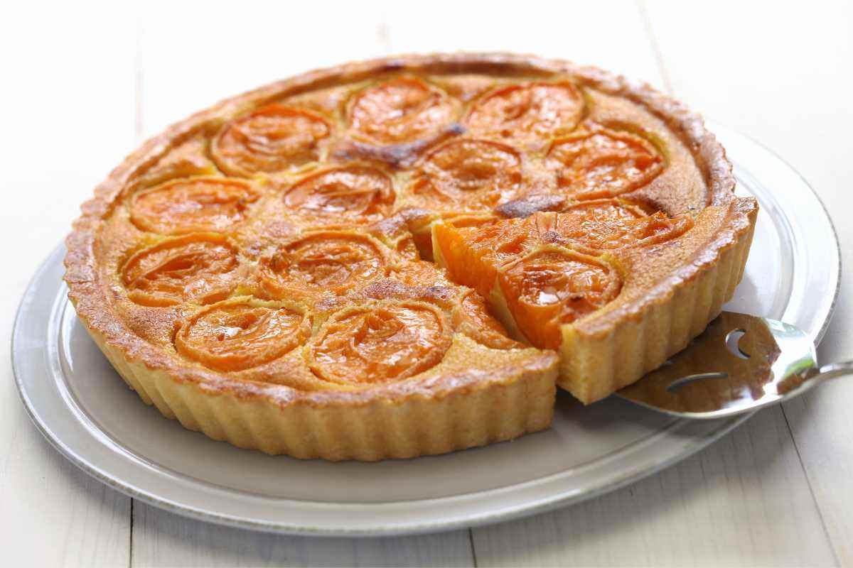 crostata di frutta su un vassoio