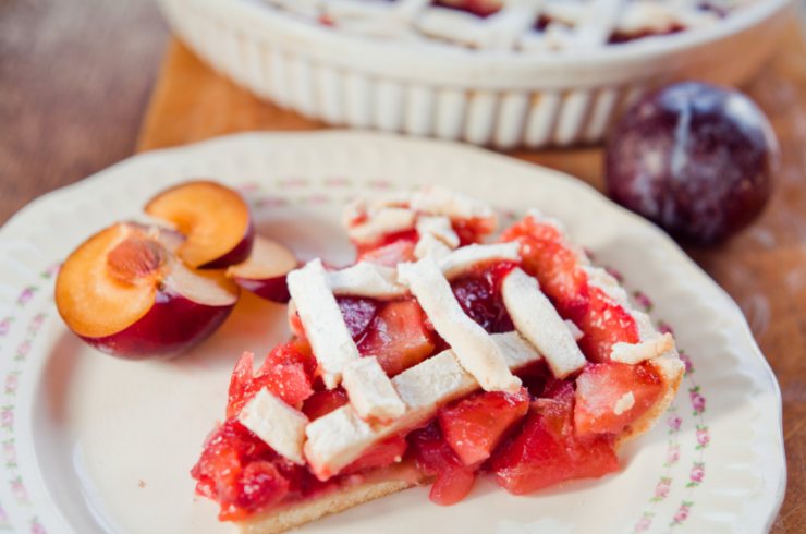 fetta di crostata alle prugne