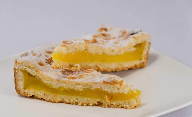 pezzi di crostata con gelo al limone
