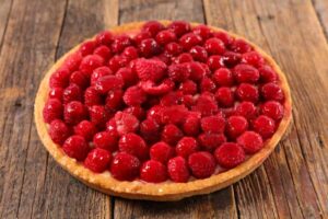 crostata con sopra tanti lamponi