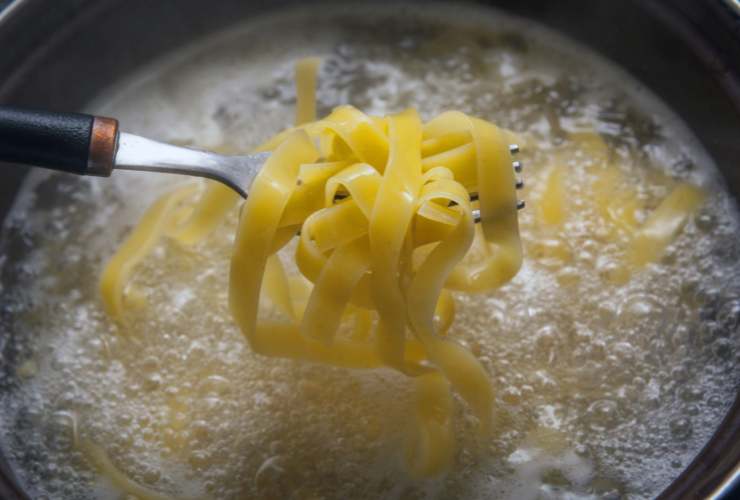 tagliatelle in acqua bollente