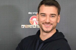 damiano carrara sorride in posa