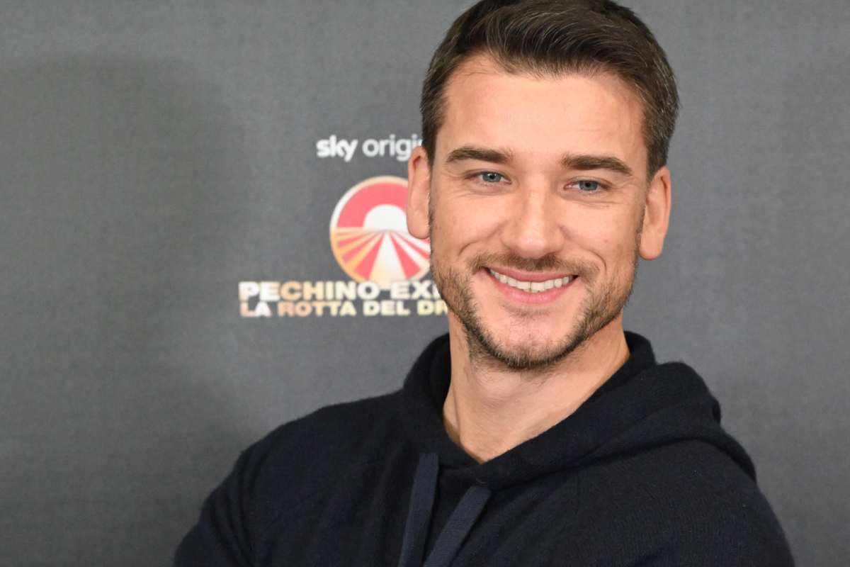 damiano carrara sorride in posa