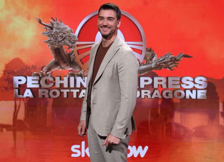 damiano carrara davanti al backdrop di pechino express
