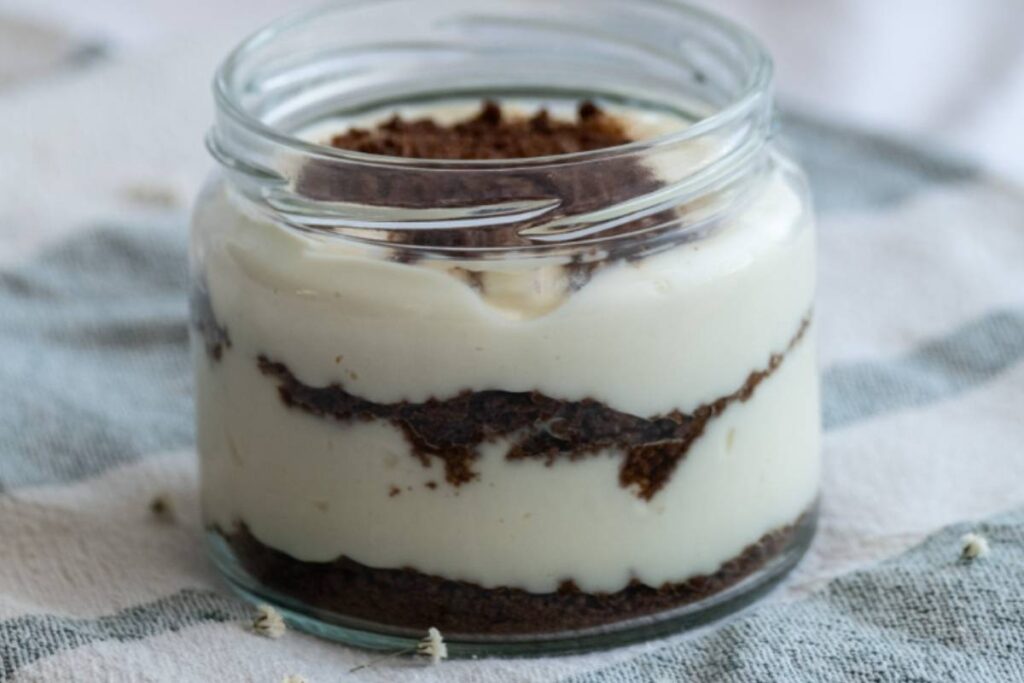 coppetta con crema e biscotti sbriciolati