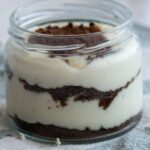 coppetta con crema e biscotti sbriciolati