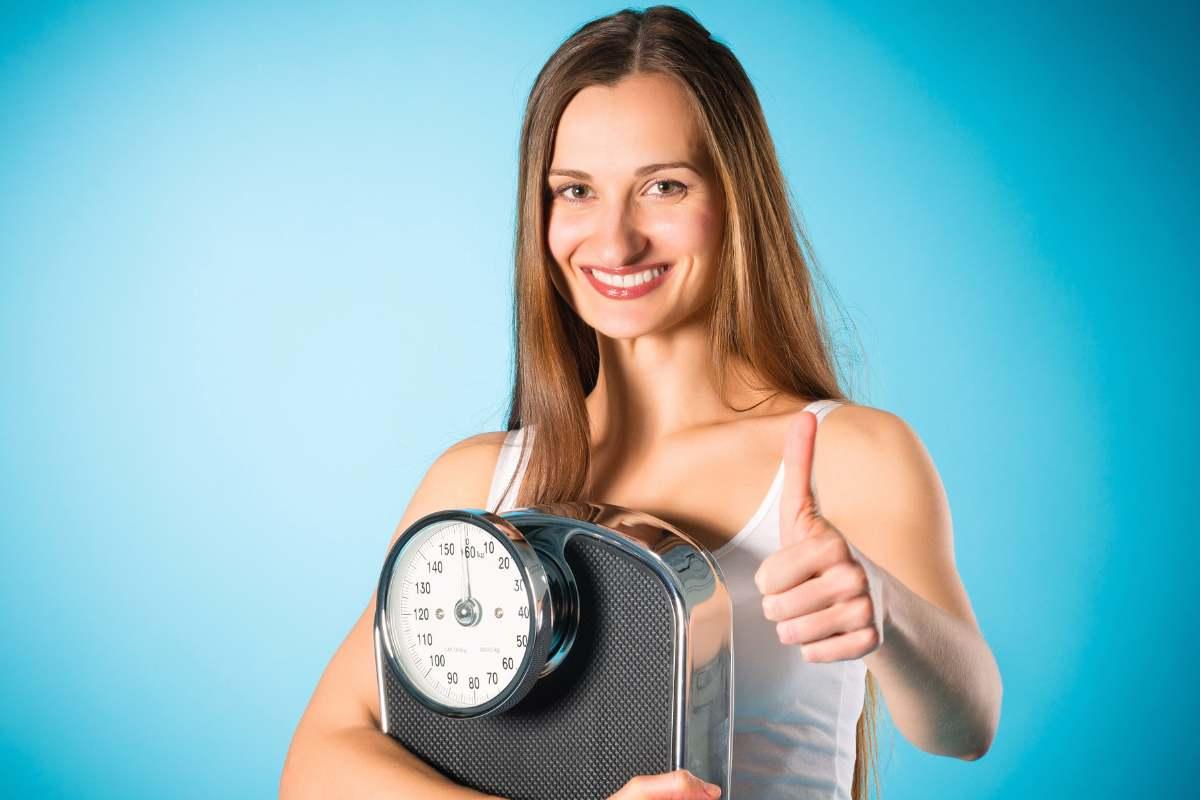 ragazza con la bilancia