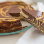 torta bicolore tagliata