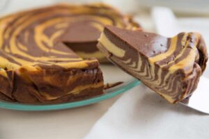 torta bicolore tagliata