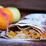 strudel di pesche e pesche sfuse sul tavolo