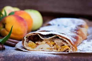 strudel di pesche e pesche sfuse sul tavolo