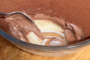 dolce cremoso in una pirofila