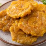 frittelle di banane in un piatto