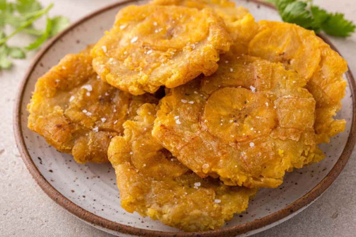 frittelle di banane in un piatto
