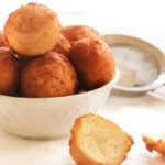 Frittelle in una ciotola con un limone vicino