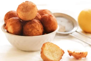 Frittelle in una ciotola con un limone vicino