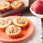 mezze pesche ripiene sopra ad un piatto