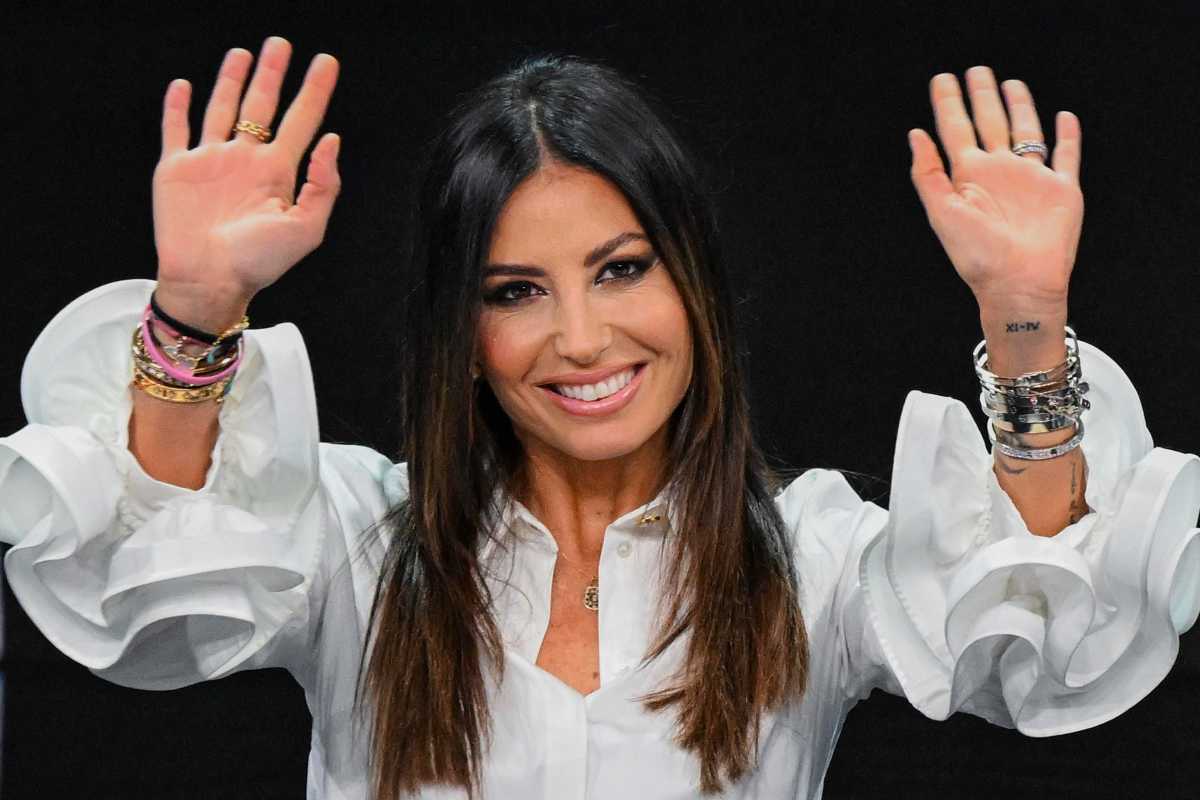 elisabetta gregoraci sorridente con le mani alzate