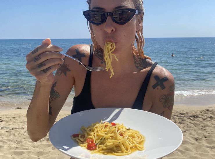 Ema Stokholma con un piatto di spaghetti